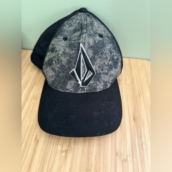 Volcom Flexfit Ball cap - Picture 1 of 3